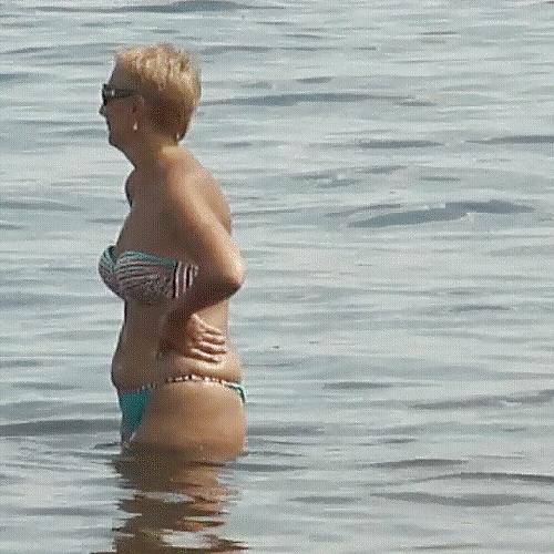 25P Mature Milf in Bikini