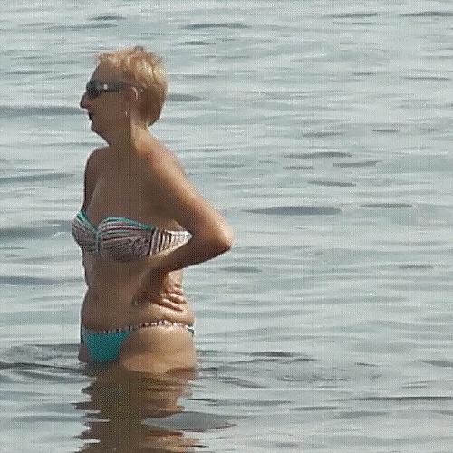 25P Mature Milf in Bikini