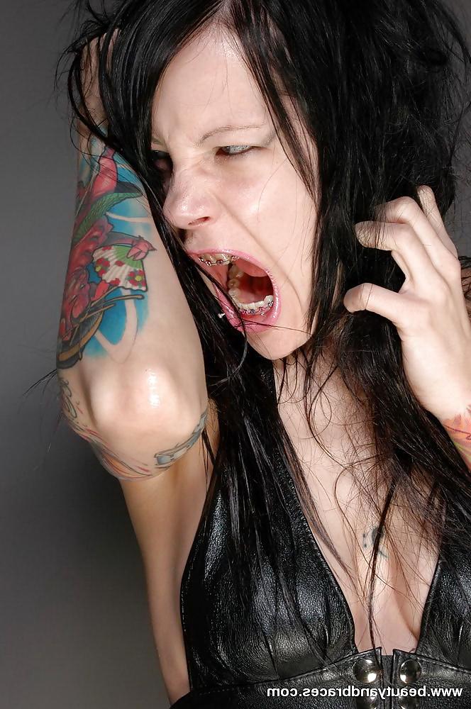 15P TATOO BABE WITH BRACES