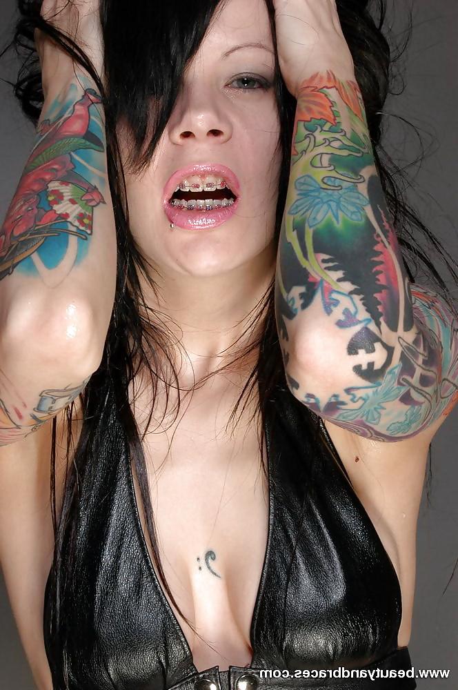 15P TATOO BABE WITH BRACES