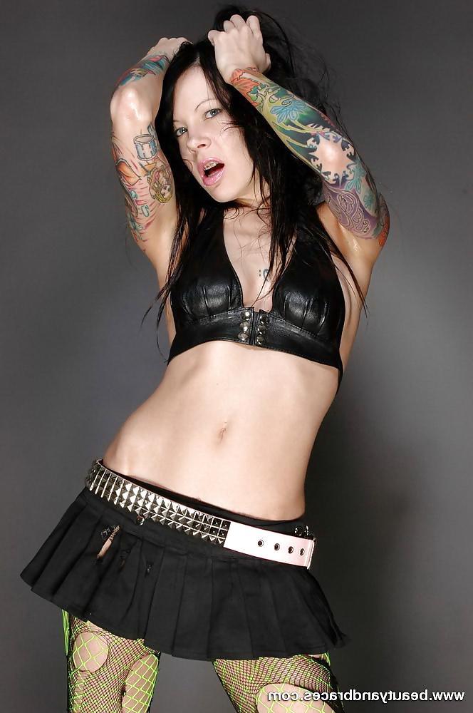15P TATOO BABE WITH BRACES