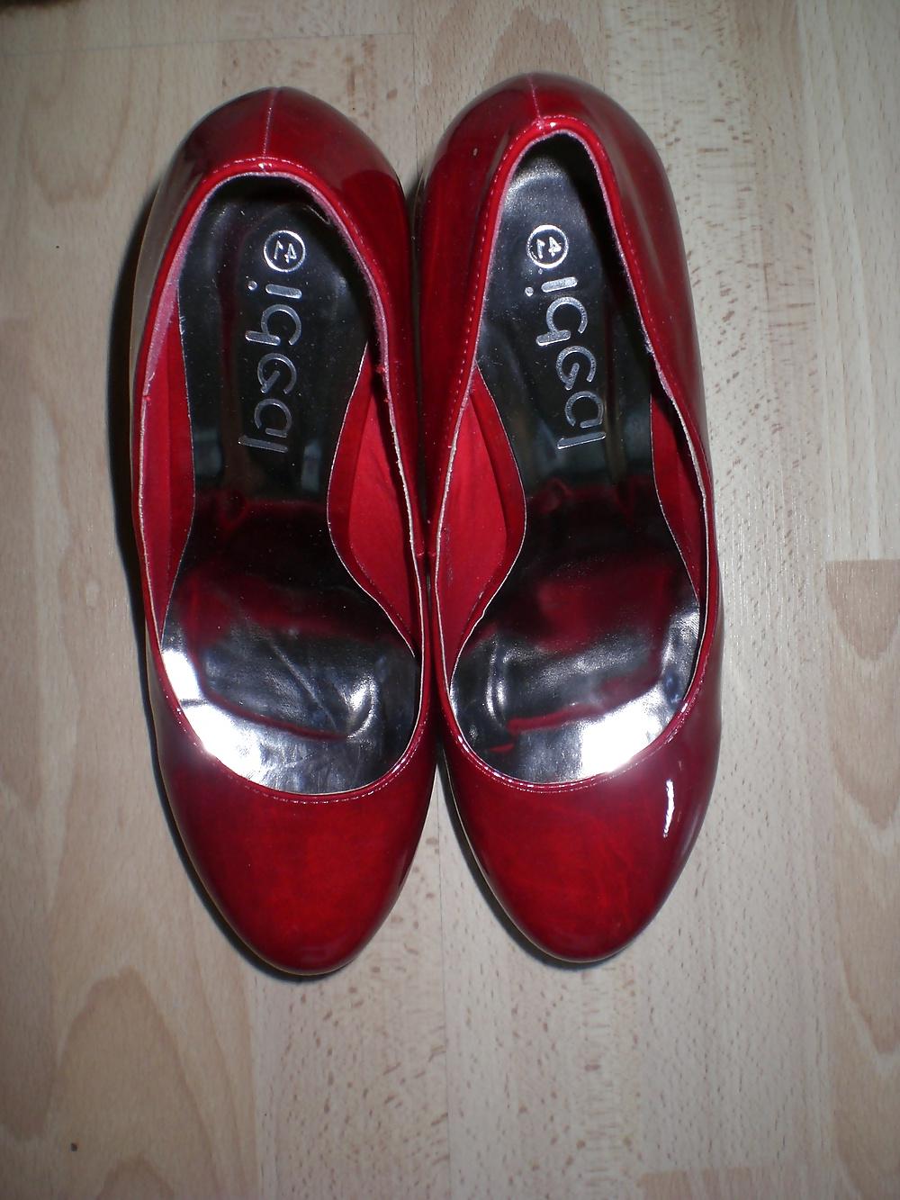 15P Cum on red heels