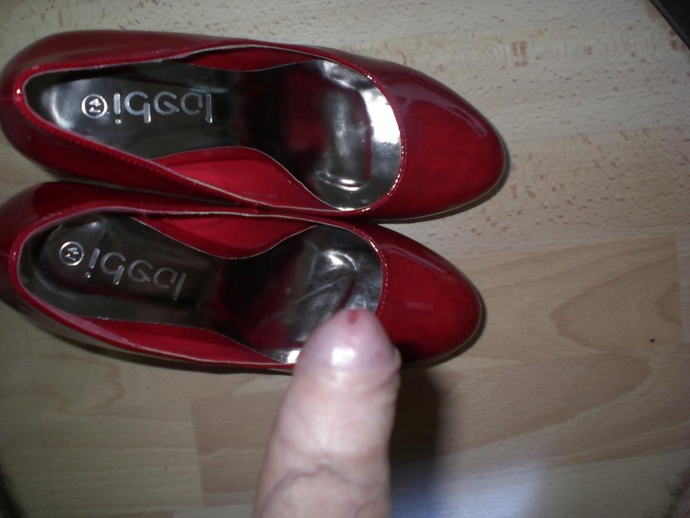 15P Cum on red heels
