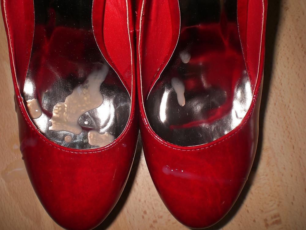 15P Cum on red heels