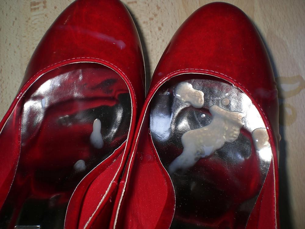 15P Cum on red heels