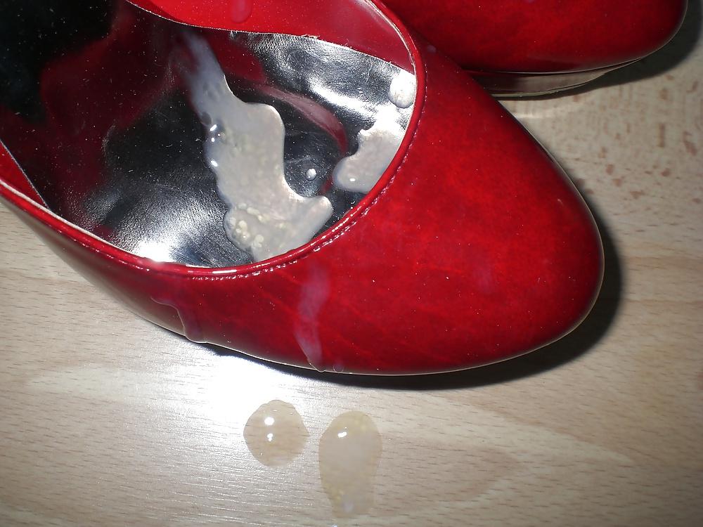 15P Cum on red heels