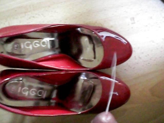 15P Cum on red heels