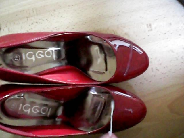 15P Cum on red heels