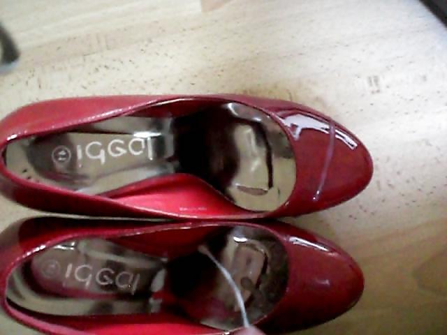 15P Cum on red heels