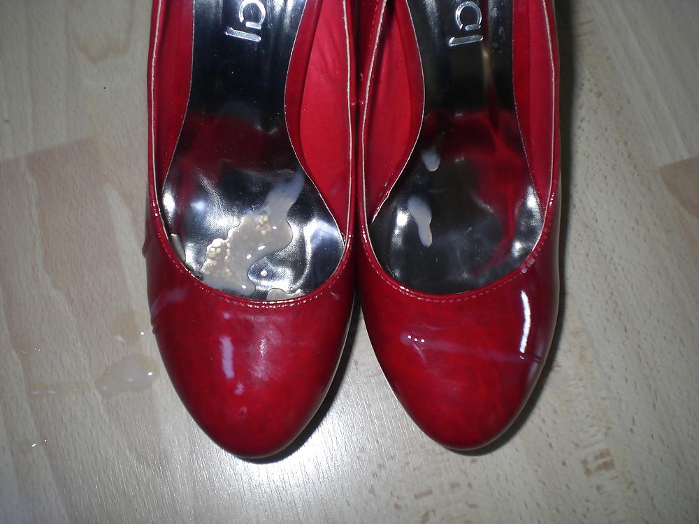 15P Cum on red heels