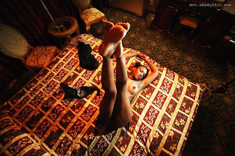 16P Ebony babe spreading pussy in a cozy n dim lit room