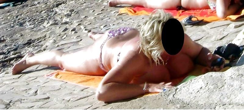 16P Big Breasted MILF On Vacation