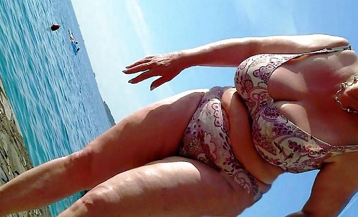 16P Big Breasted MILF On Vacation