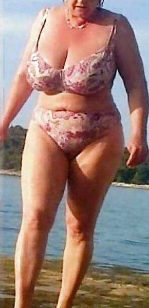 16P Big Breasted MILF On Vacation