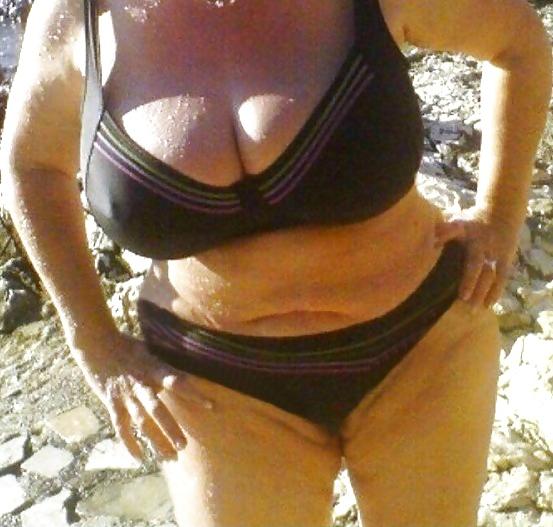 16P Big Breasted MILF On Vacation