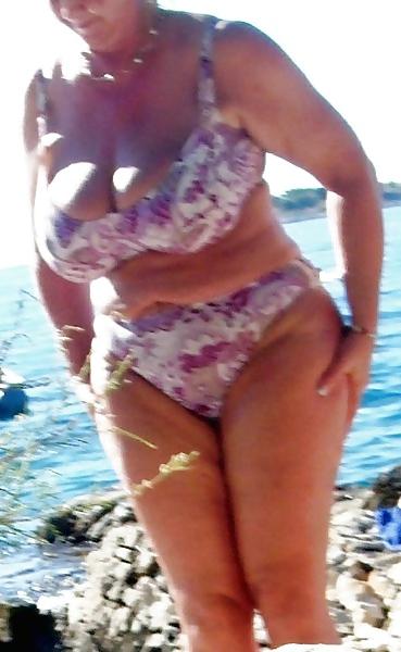 16P Big Breasted MILF On Vacation