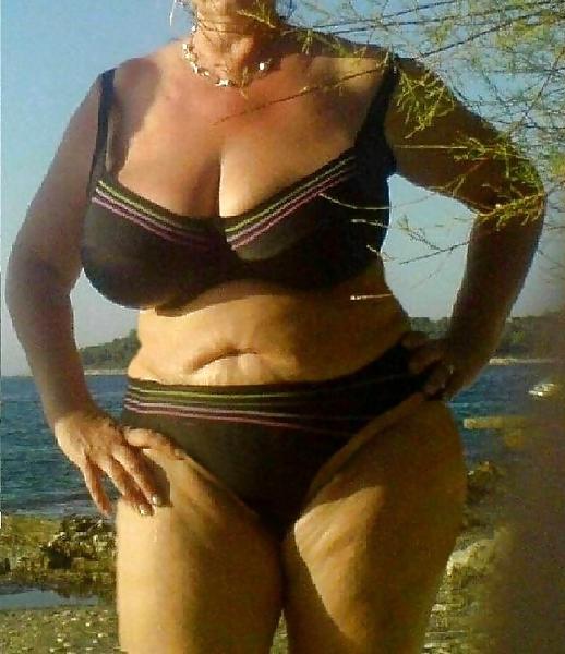 16P Big Breasted MILF On Vacation
