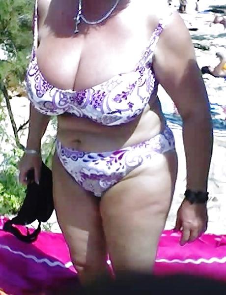 16P Big Breasted MILF On Vacation