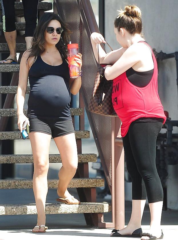11P Mila Kunis pregnant