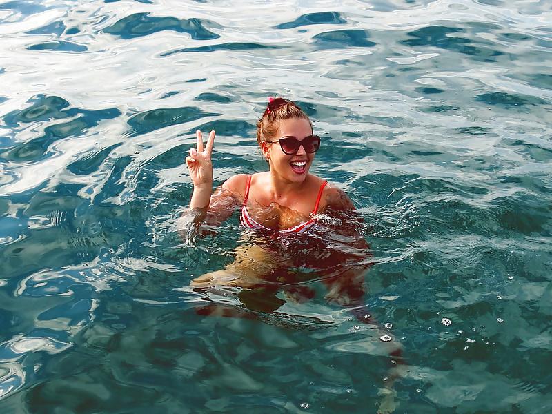 25P Pretty Camgirl on Vacation