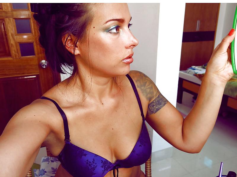 25P Pretty Camgirl on Vacation