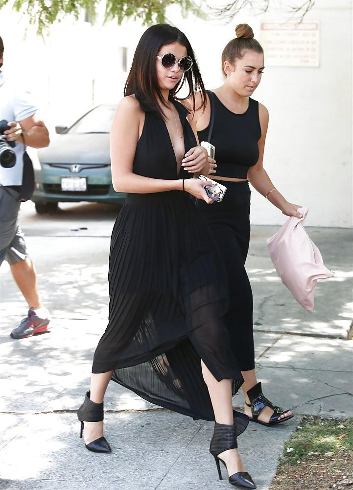 6P Selena Gomez In A Low Cut Dress And No Bra