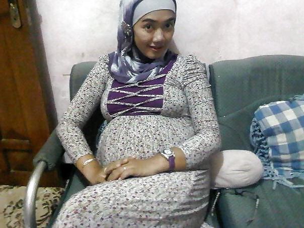 25P Malay Hijab Pregnant