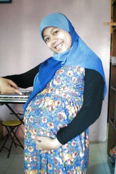 25P Malay Hijab Pregnant