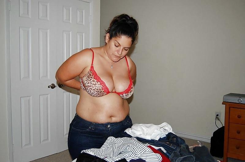 19P Latina zieht BH aus