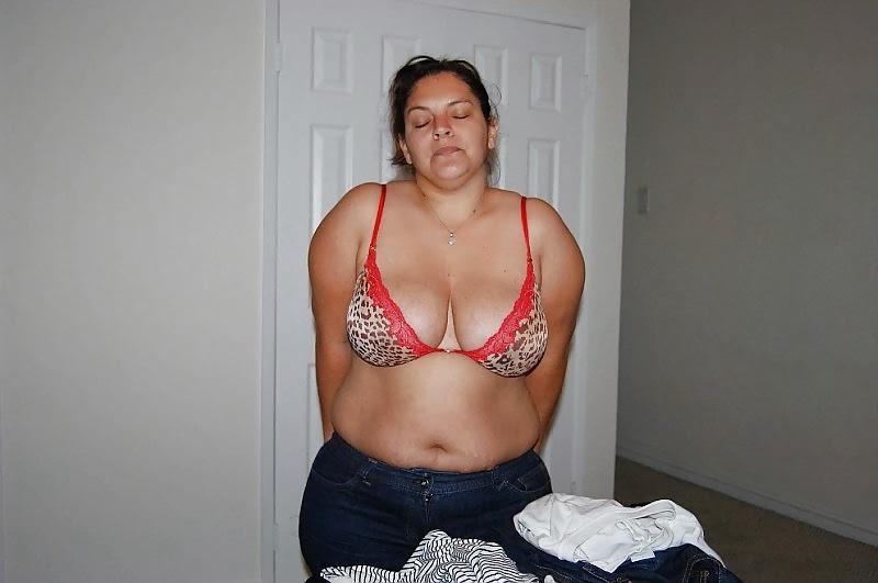 19P Latina zieht BH aus