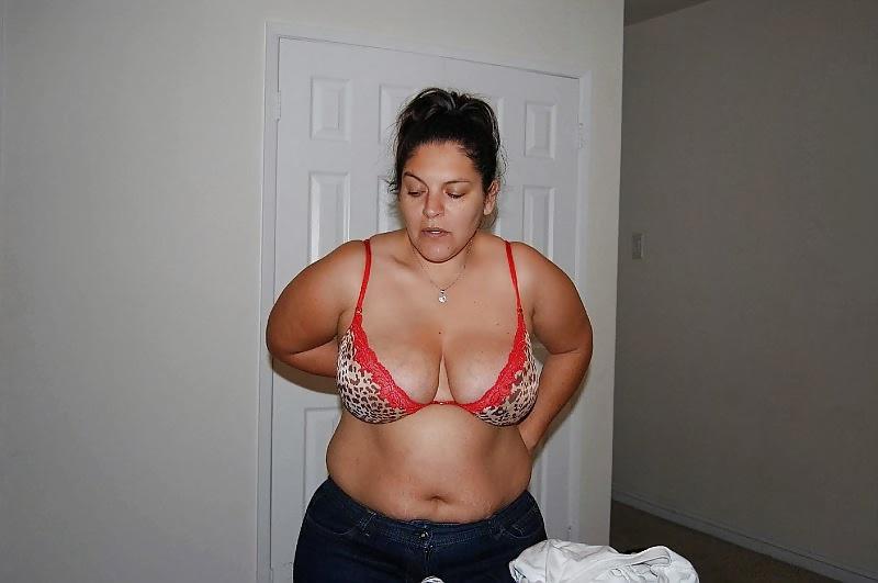 19P Latina zieht BH aus