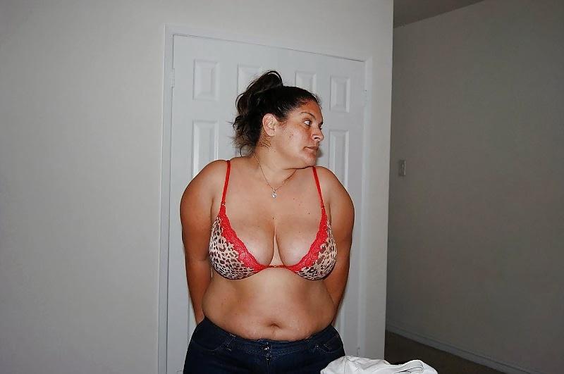 19P Latina zieht BH aus