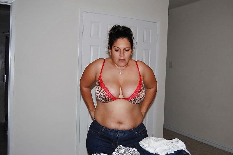 19P Latina zieht BH aus