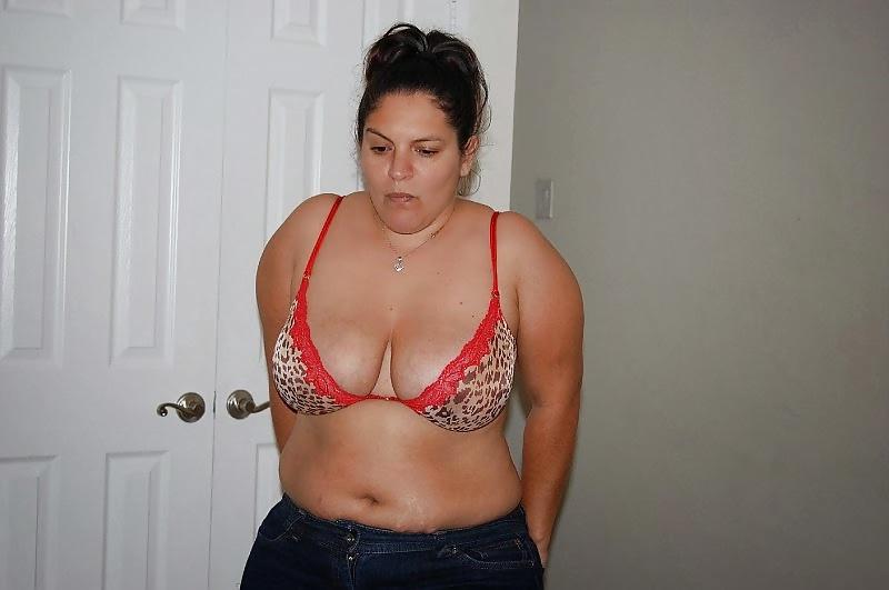 19P Latina zieht BH aus