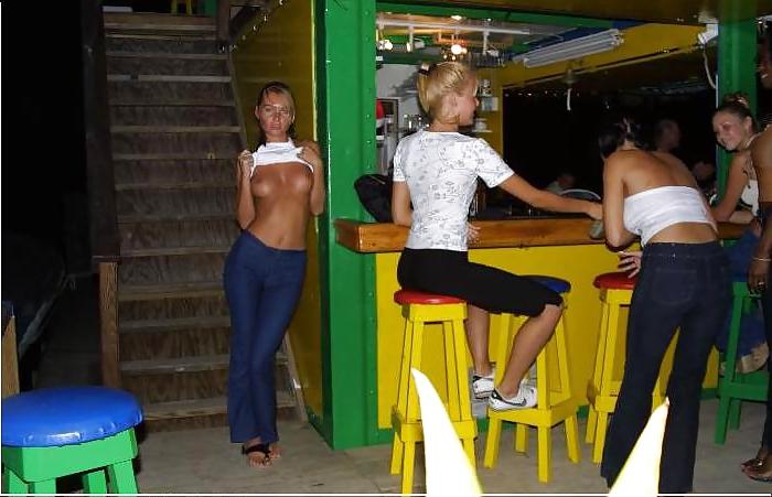 25P Nude in bar