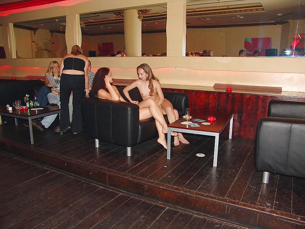 25P Nude in bar
