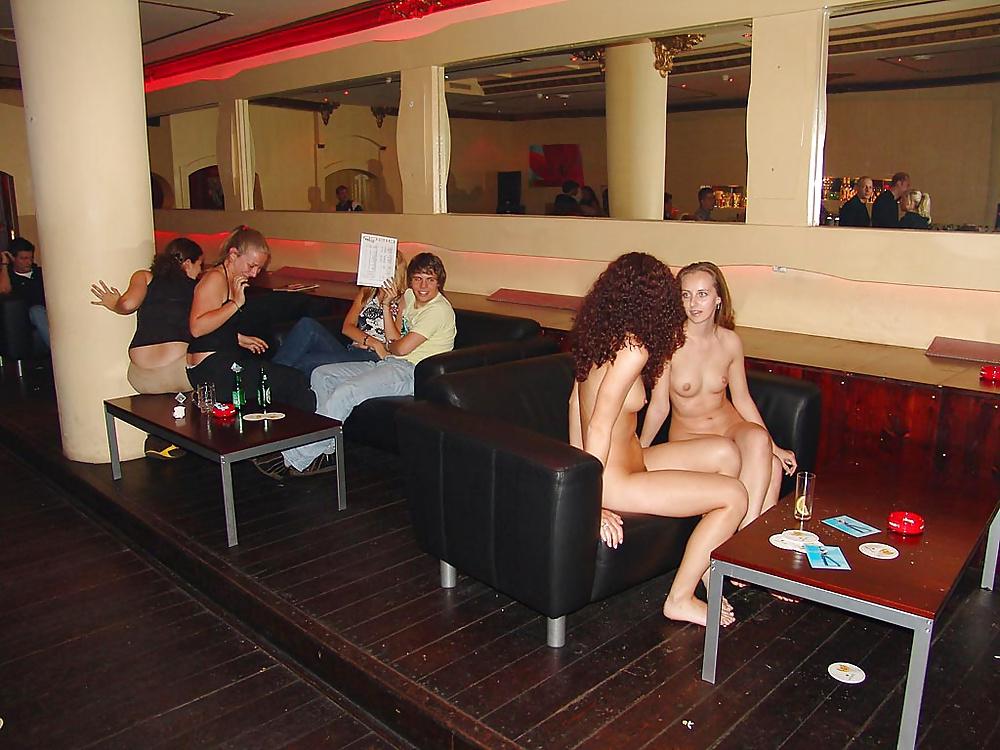 25P Nude in bar