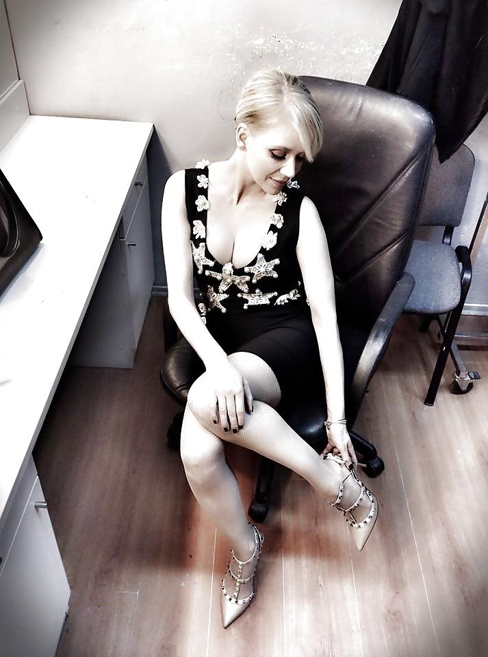 14P Very sexy milf in heels
