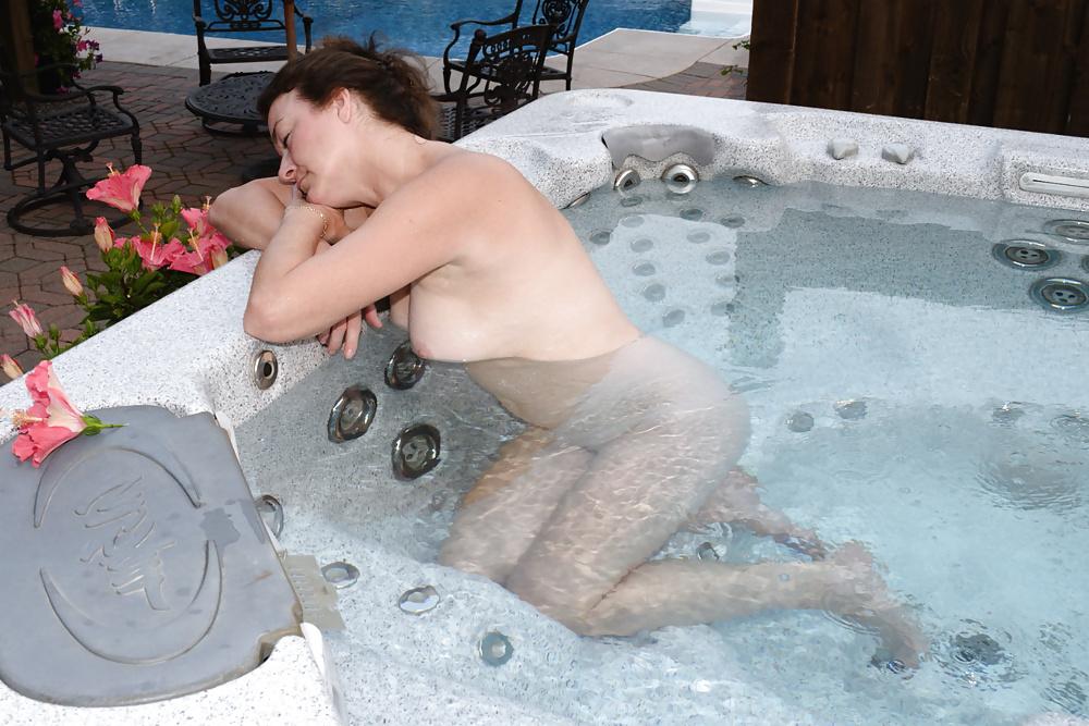 10P Housewife posing in jacuzzi