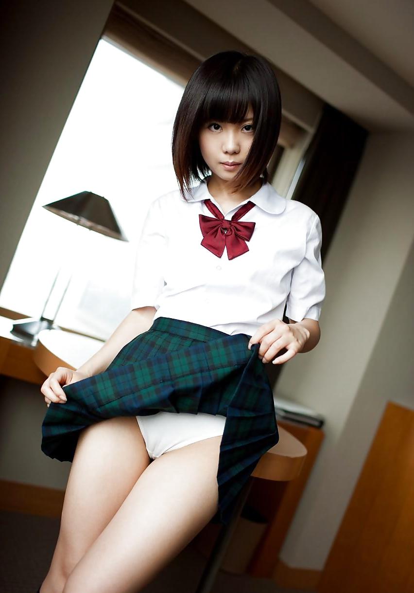 24P Japanese upskirt panties 3