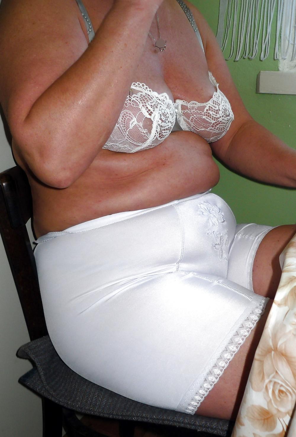 25P Pushuna's white longleg panty girdle