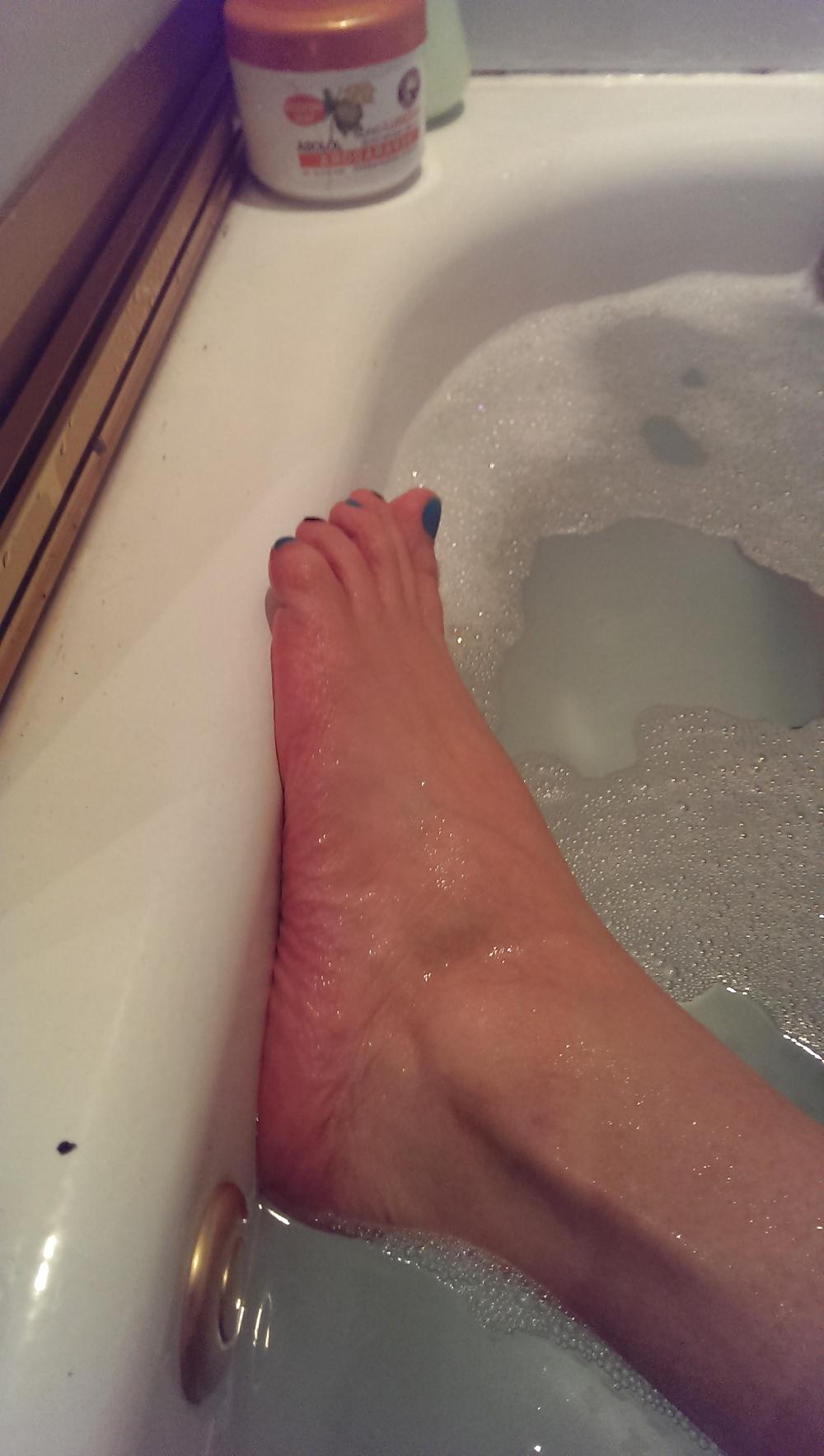 12P Sissyboy in der Badewanne