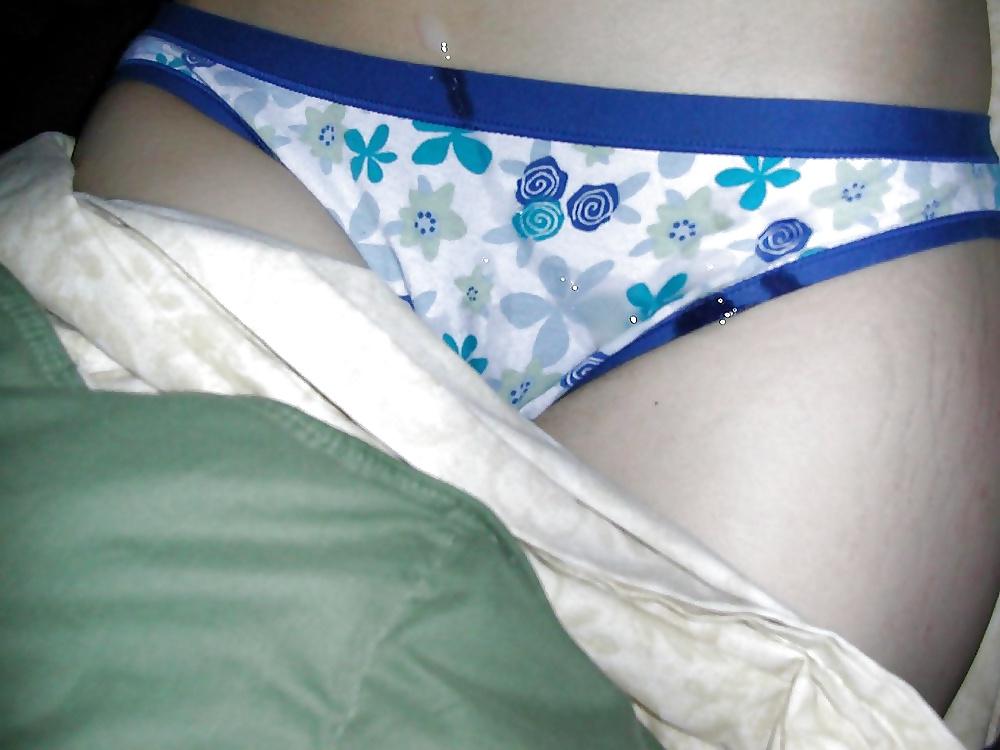 25P Cum On Her Pretty Panties