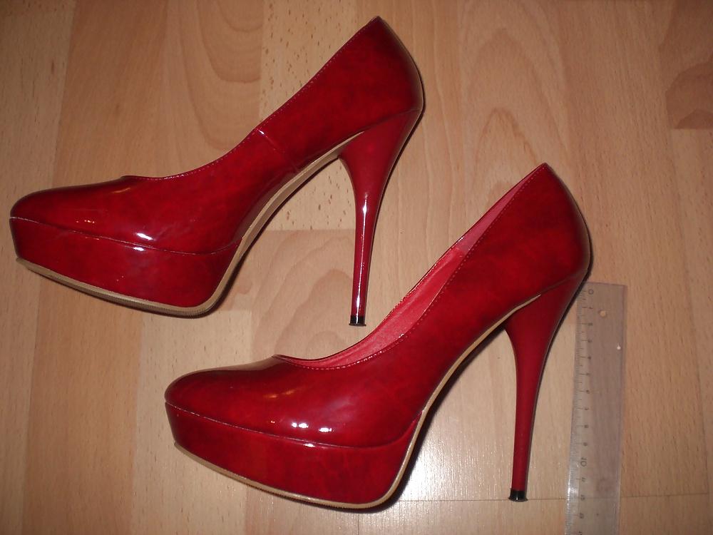 20P Cum on red heels