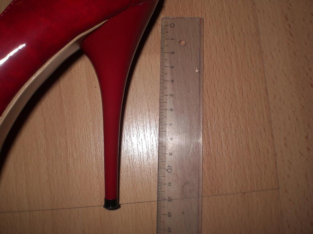 20P Cum on red heels