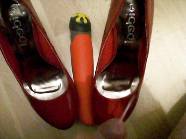 20P Cum on red heels