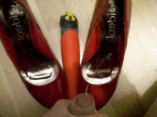 20P Cum on red heels