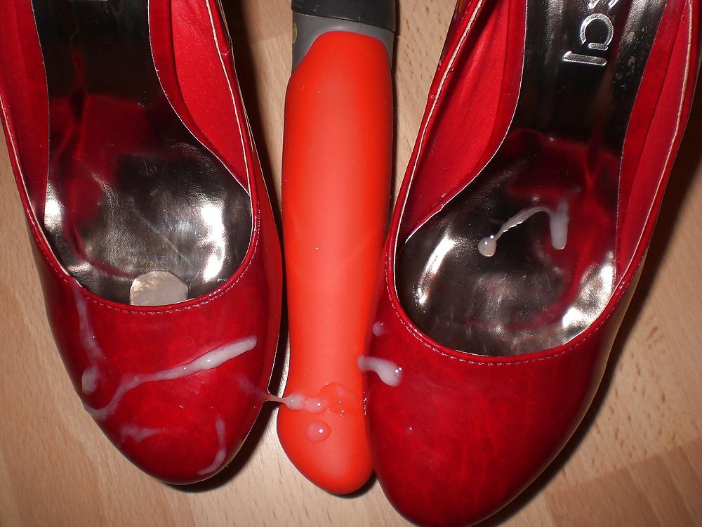 20P Cum on red heels