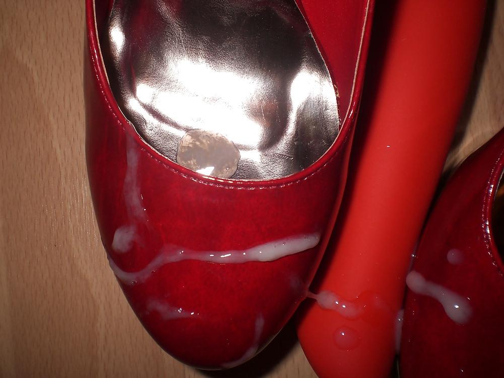 20P Cum on red heels