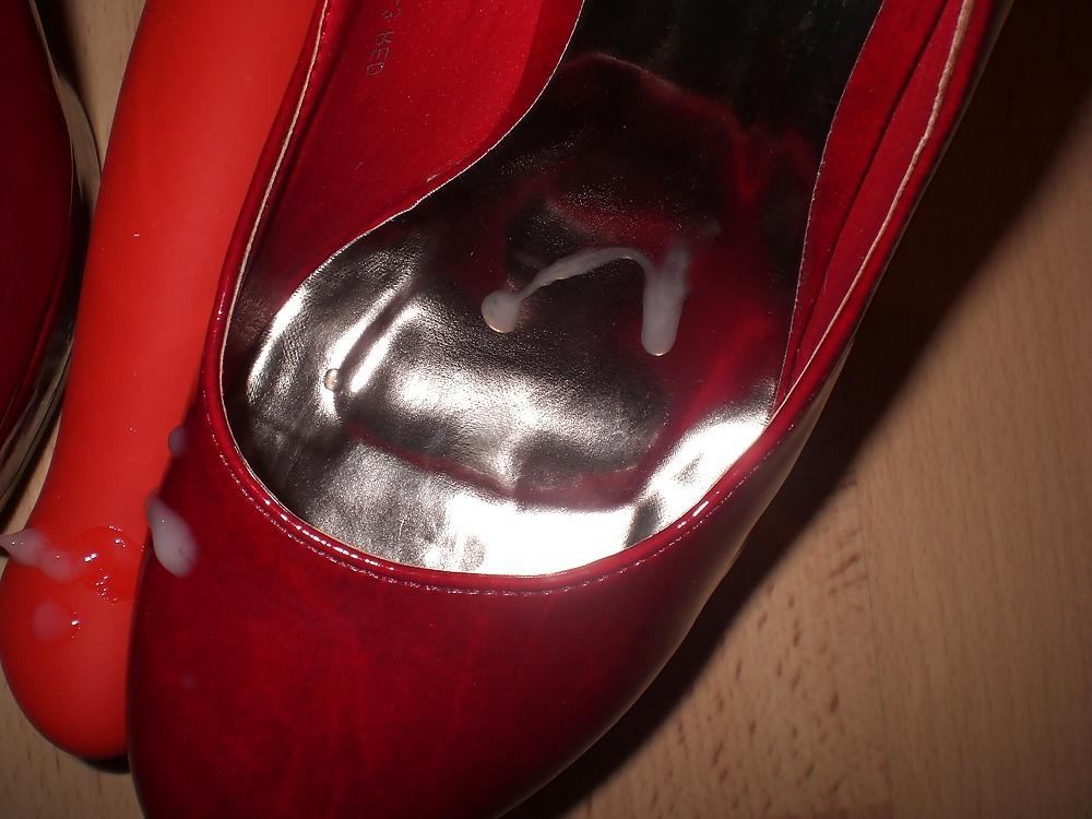 20P Cum on red heels